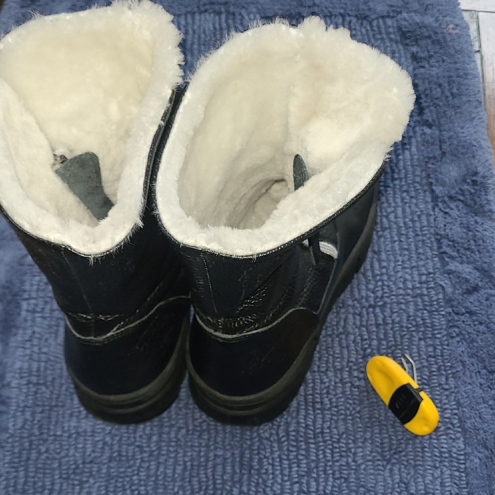 Black Leather, Faux-Fur Lined Women's Winter Zip Boots, U.S. Size 8 - Picture 15 of 15